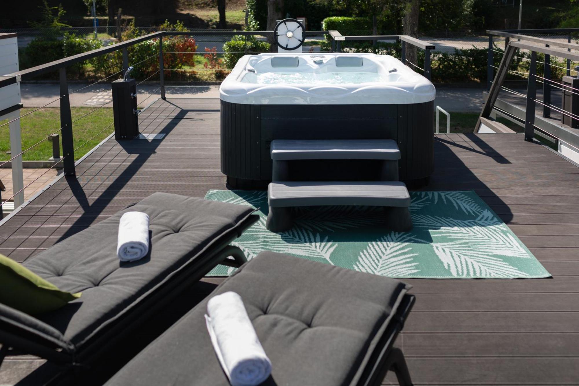 Floating Sea House Shark 3 Apartman *